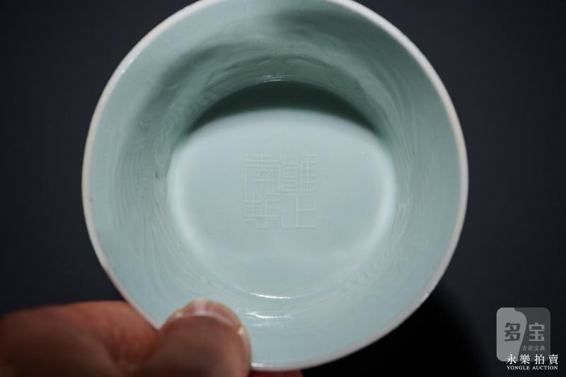 清雍正 仿影青釉凸花穿花凤纹高足杯 - 图8